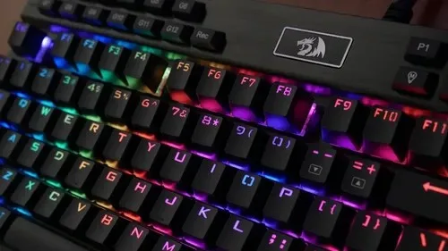 Teclado Redragon Yama Black Qwerty Outemu Purple Rgb Gamer Negro Español De Latinoamérica